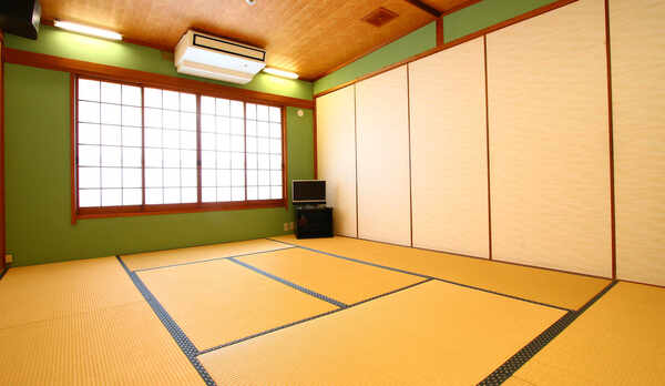 10畳和室のお部屋になります。最大4人お泊りいただけます。