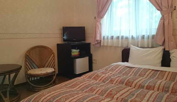 ダブルベッド室