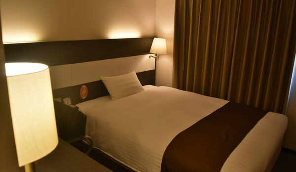 全室140cm幅シモンズベッドをご用意