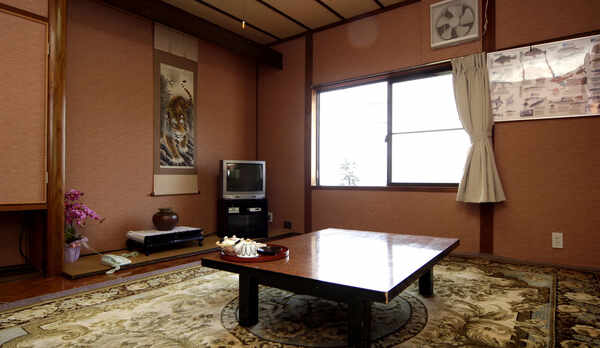 ★山側のお部屋。じゅうたん敷きの６〜１０畳のお部屋です。