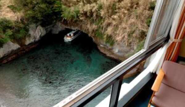 お部屋から見える天窓洞