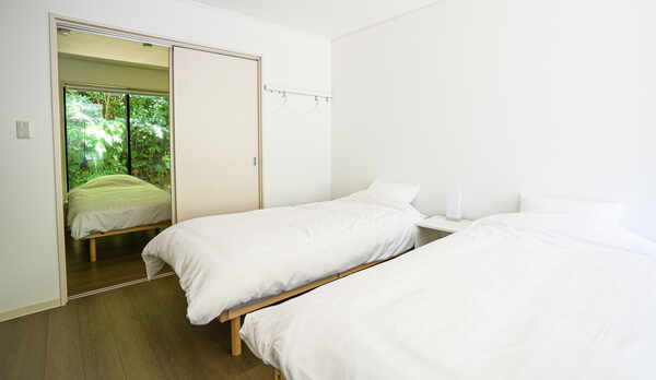 ・【ベッドルーム1】寝室は2部屋あり、シングルベッドが2台ずつございます。ゆったりお寛ぎください