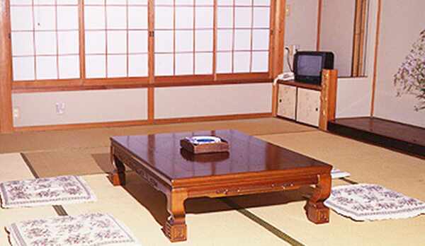 ・【和室10畳】静かなお部屋でゆっくりお休みください。