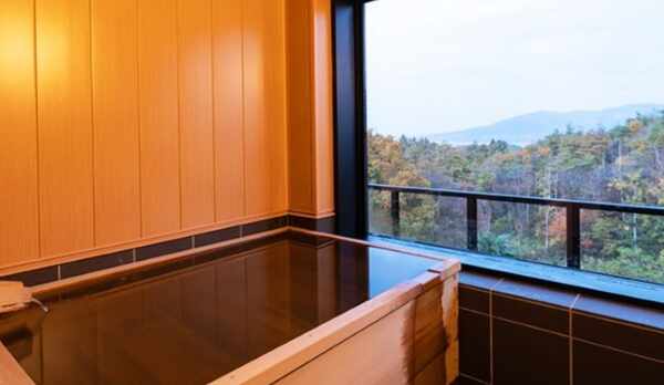 <客室　檜内風呂＞晴れた日は遠くの景色まで綺麗に見えます