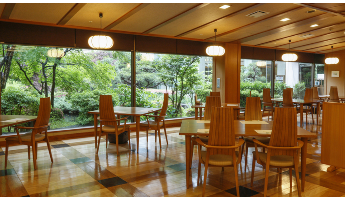 日本庭園を眺めながらお食事をお楽しみいただけます。