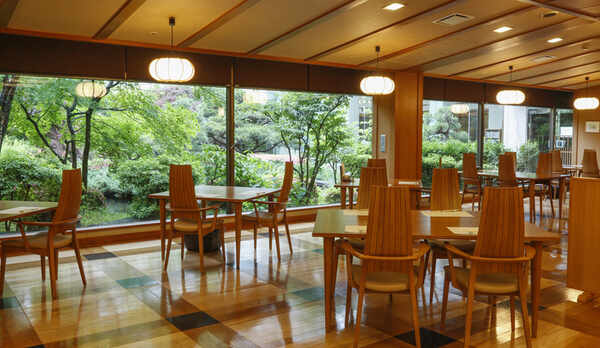 日本庭園を眺めながらお食事をお楽しみいただけます。
