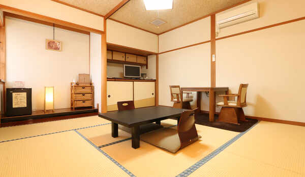 ご夫婦やカップルにおススメの6畳和室です。(本館)