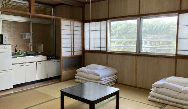 「本館」和室8畳　簡易キッチン付