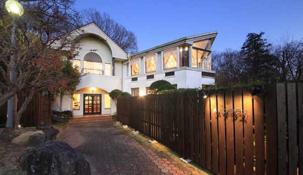 チェックイン時やお食事の際は、フロント棟へお越しください♪