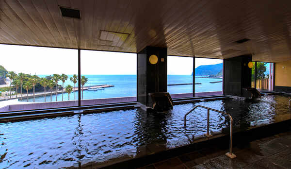 【大浴場・金砂の湯】男性専用の大浴場。広い湯船に浸り、手足を伸ばして広大な海に浮かぶ心地を味わえます