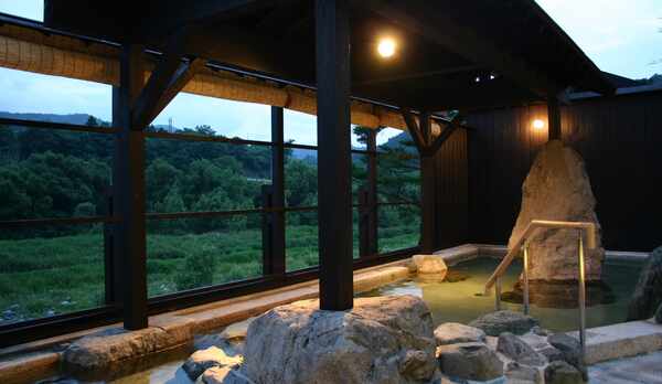 *【露天風呂】愛知川の自然が一望できる露天風呂