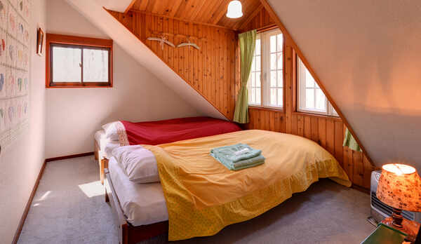 *ツイン（客室一例）/カップルやご夫婦でのご宿泊にオススメ！窓からそよぐ清らかな風が心地よい。