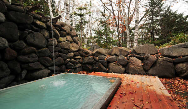 森林に囲まれた解放感いっぱいの露天風呂です（冬季は閉鎖）