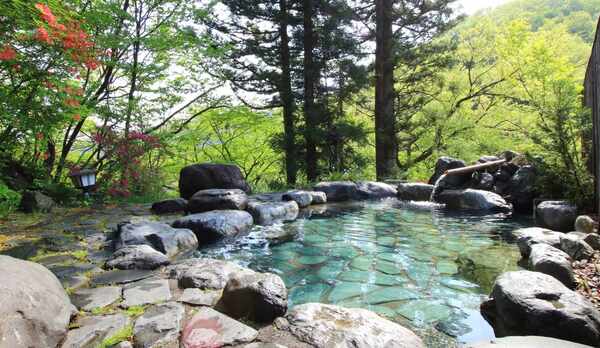 滝見露天風呂（男湯）ご入浴時間：7時から23時まで※温泉ではございません