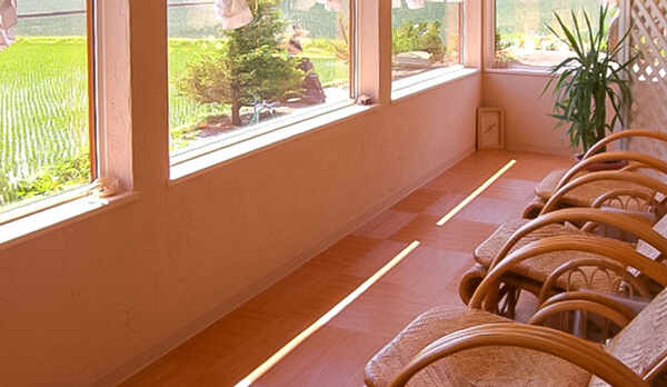 ・大きな窓から陽射しが差し込む開放的なリラックスルーム