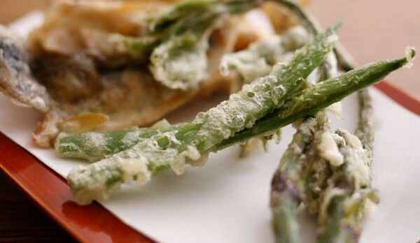 ⑧あまごのから揚げと、山うどの天ぷら。こちらもその日によって旬の食材に変わります（一例）