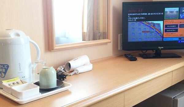 客室デスク（電気ポット、湯呑み、コップ、お茶、ドライヤー、テレビ、冷蔵庫）