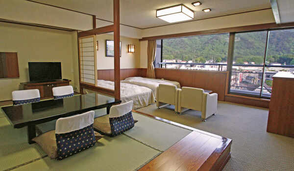 *【スタンダード和洋室：6畳 + ツインベッド（一例）】