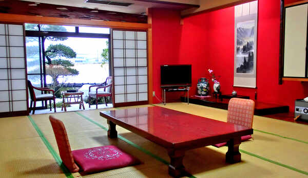 *【新館和室】加賀の伝統色である朱色の壁。非日常を感じると共に、前田藩の美の伝統も愉しめます。