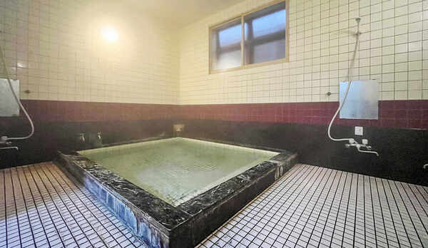 #ゆったりくつろげる人工温泉のお風呂です♪