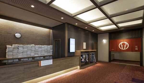 大浴場入口カウンターでは、新品のバスタオルとフェイスタオルを用意してお渡ししております。