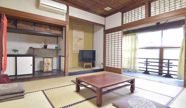 *客室一例／趣のある客室でのんびりとお寛ぎ頂けます。