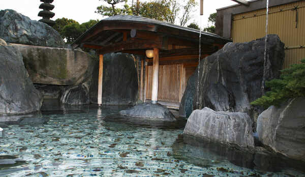 石和の6つの源泉が豊富に注がれる大露天風呂