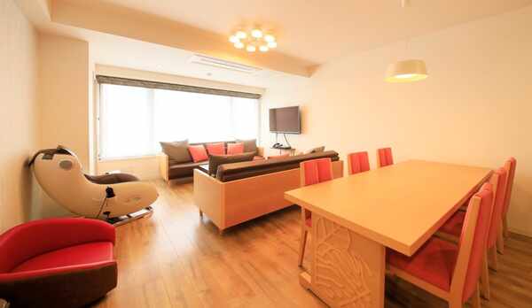 Ddタイプ一例｜各部屋にご用意しているわんちゃん専用ソファが大人気です♪