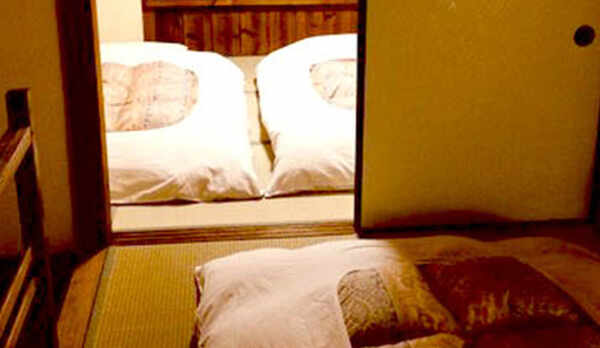 ・２階の寝室でお布団を並べてゆっくりとお休みいただけます