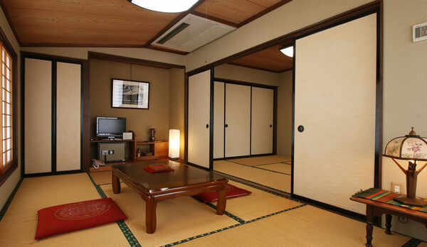 #【客室一例】12畳トイレ付き和室　築100年の古風な客室でお寛ぎください。
