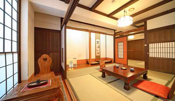 *伝統的な日本間に洋風のインテリアを取り組んだ客室。（一例）