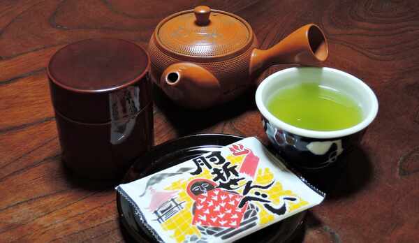 *客室一例/お着き菓子には肘折温泉郷ならではの肘折せんべいをどうぞ。