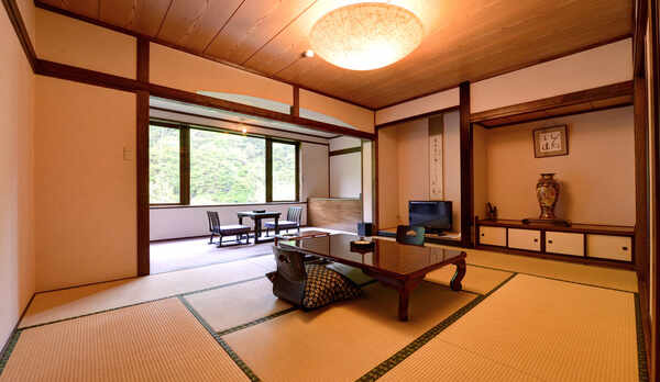 *新館和室(客室一例)/バス・トイレ付の新館和室。梁の色が印象的なモダンな雰囲気の和室。