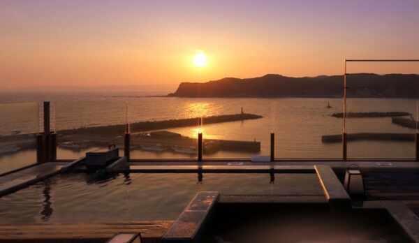 【天空庭園風呂／誕生の湯】岩風呂を含む2種類のお風呂をお楽しみいただけます。