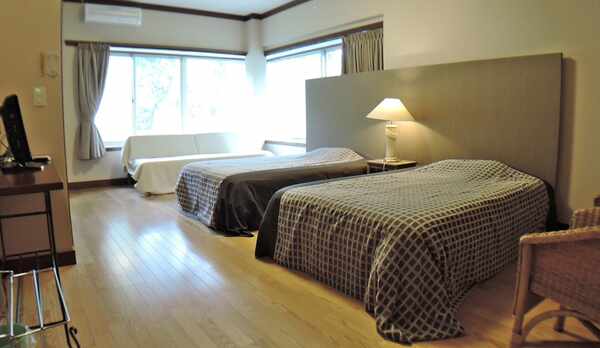 *【洋室一例】セミダブルベッド使用のお部屋。