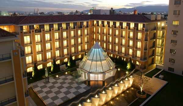 サウスウィング中庭夕景