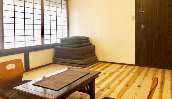 ・【個室/和洋室トリプル】白漆喰壁の部屋でお布団にて3名様まで宿泊可能。