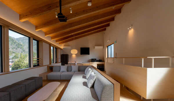 ・【離れ】リビング／開放感のある高めの天井とゆったりソファのくつろぎ空間