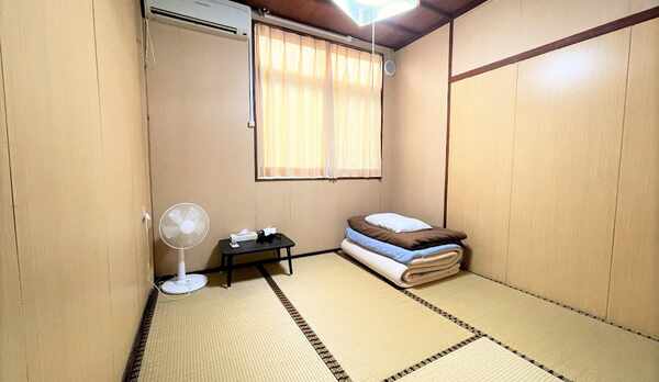【和室A】１〜２名様までお泊りいただけます。エアコン、ドライヤー完備。