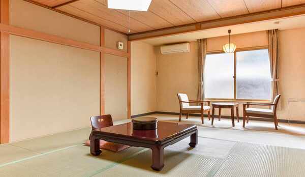 *客室一例：和室10畳（バストイレ付）