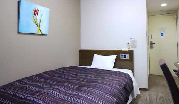 【本館】シングルルーム　ベッドサイズ140&times;196(cm)