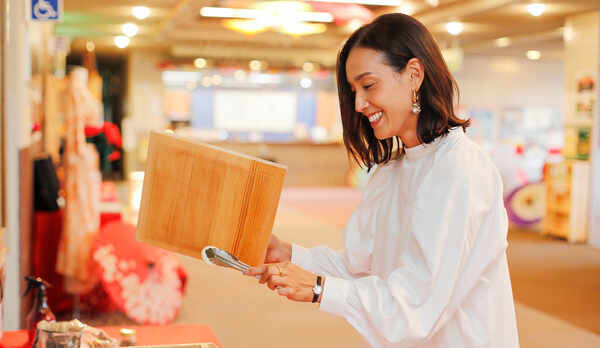 【ウェルカムスイーツ】熱々フカフカ♪蒸かしたての「温泉まんじゅう」。優しい甘さが旅の疲れを癒します。