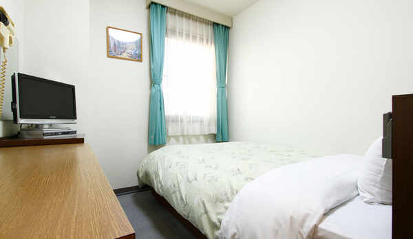 【シングルルーム】お部屋内でもお仕事を快適にしていただけるよう、広めのデスクをご用意しています。