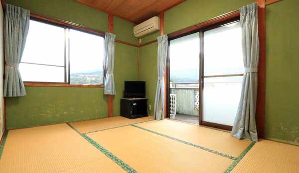 【部屋】和室6畳のお部屋です！ベランダに出ると海が見えますよ！