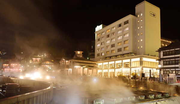 湯畑ライティングとホテル一井の外観