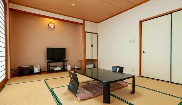 【和室】ご家族やグループでのご宿泊にぴったりの和室。