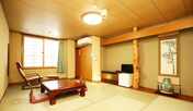 *客室一例（和室105）／畳のお部屋でごろりと横になってお寛ぎ頂けます。