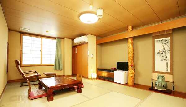 *客室一例（和室105）／畳のお部屋でごろりと横になってお寛ぎ頂けます。