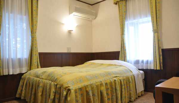 【本館ダブルルーム】シモンズベットを使用したコンパクトなお部屋です。