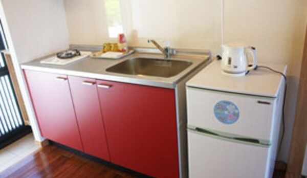 全室キッチン付きです。調理器具（フライパン、鍋、まな板、包丁）などはご依頼によりご準備致します。